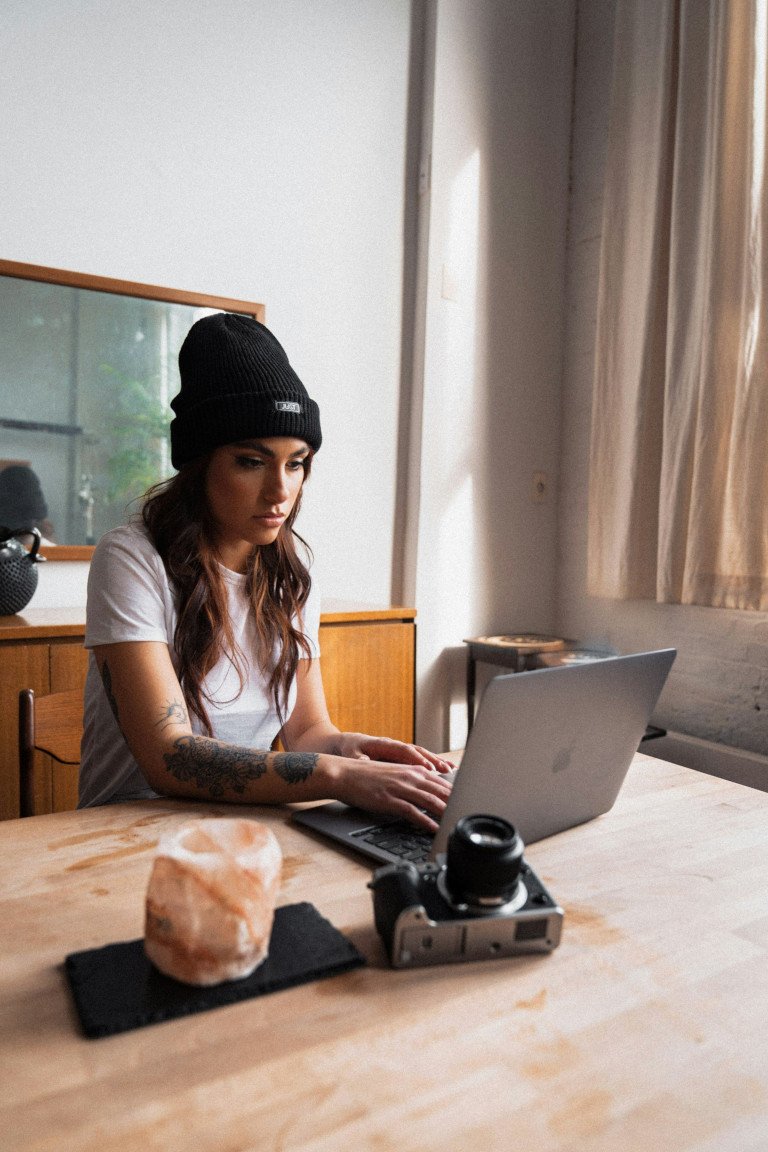 junge Frau am Laptop