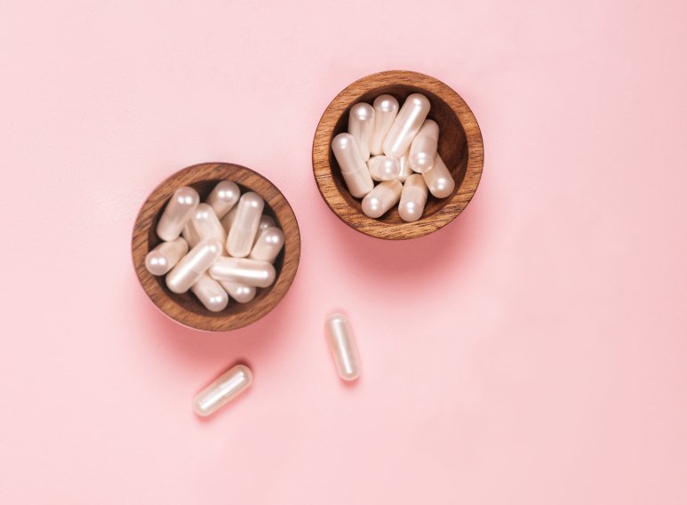 zwei Schalen Tabletten