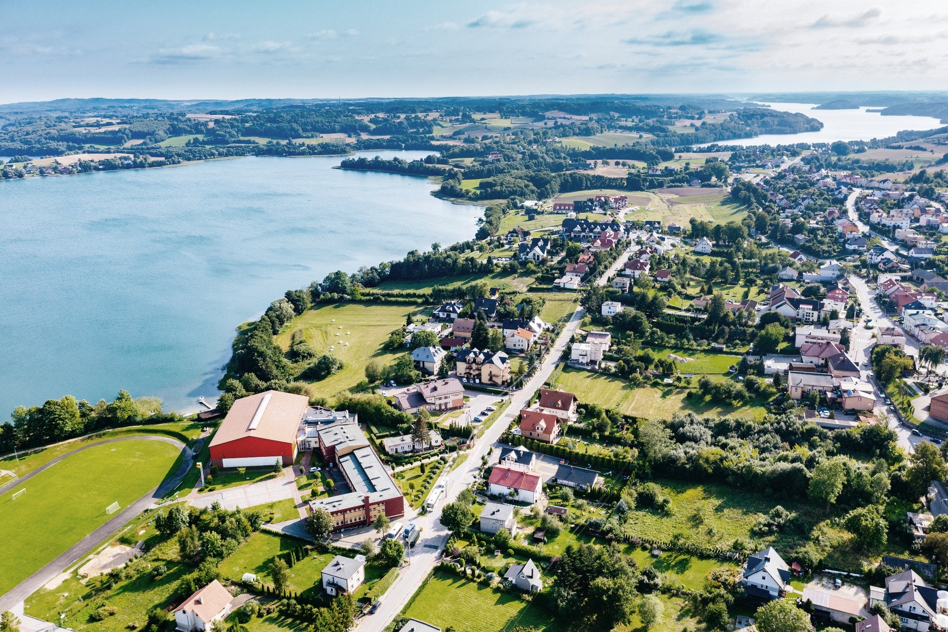 Stadt mit See von oben