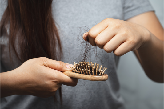 Haarausfall bei Frauen: Ursachen, Behandlungen und wie Kollagen hilft